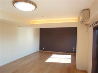 家族みんなが集まる明るいリビングに